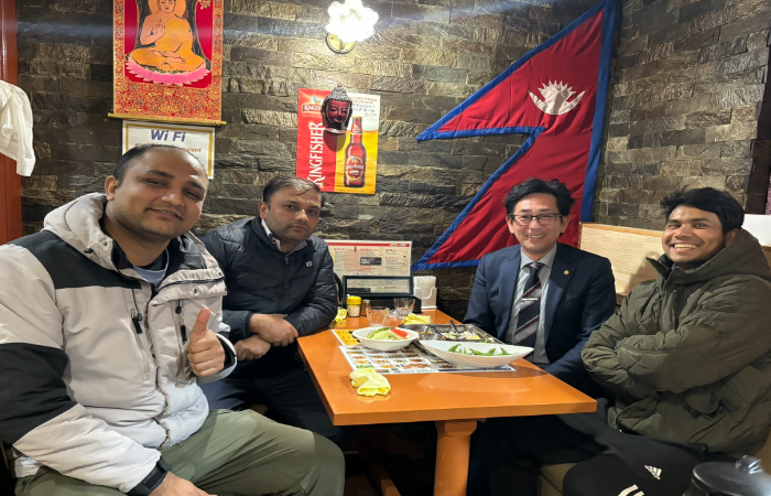 顧客であるネパール人たちとの食事会の写真