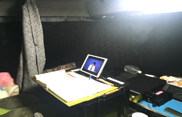 投稿者がトラックの車内で勉強していた時の写真