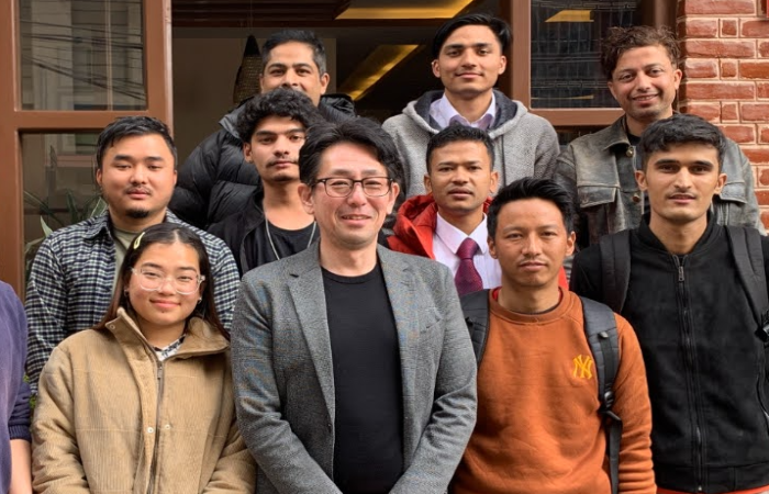 ネパールでの面接会参加者との記念写真